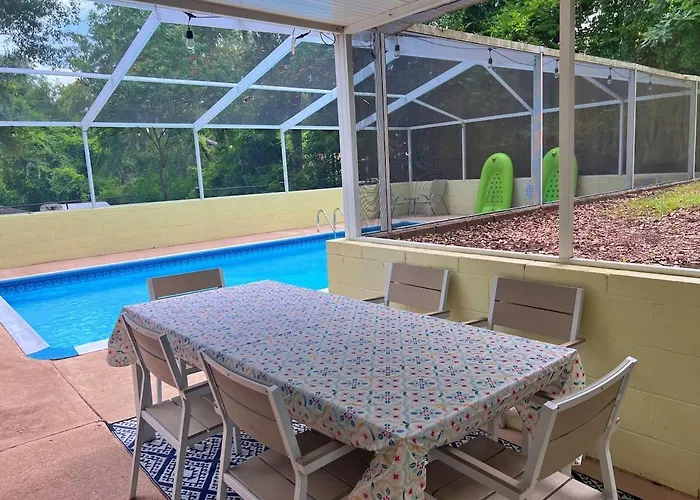 Rosemary Terrace Retreat 3bd, Pool, Pet-friendly