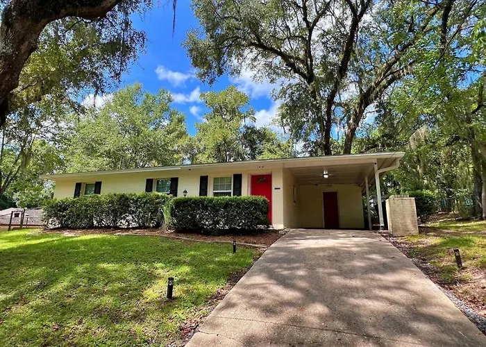 Rosemary Terrace Retreat 3bd, Pool, Pet-friendly *