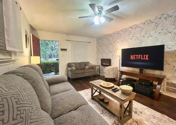 Rosemary Terrace Retreat 3bd, Pool, Pet-friendly Holiday home Tallahassee
