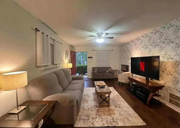 Rosemary Terrace Retreat 3bd, Pool, Pet-friendly Holiday home *